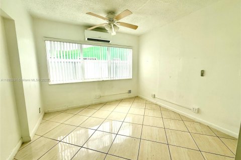 House in Hollywood, Florida 1 bedroom, 214.79 sq.m. № 1950371 - photo 5