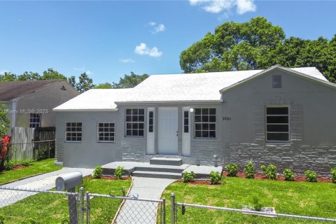 House in Miami, Florida 6 bedrooms, 166.76 sq.m. № 1794855 - photo 6