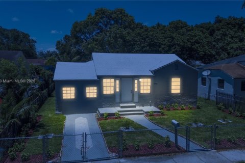 House in Miami, Florida 6 bedrooms, 166.76 sq.m. № 1794855 - photo 2
