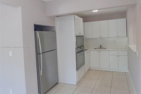 House in Miami, Florida 6 bedrooms, 166.76 sq.m. № 1794855 - photo 25