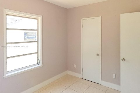 House in Miami, Florida 6 bedrooms, 166.76 sq.m. № 1794855 - photo 16
