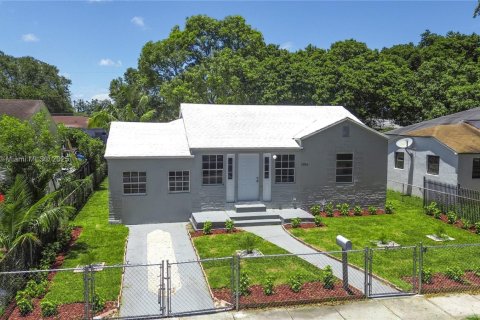 House in Miami, Florida 6 bedrooms, 166.76 sq.m. № 1794855 - photo 1