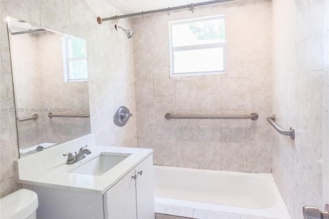 House in Miami, Florida 6 bedrooms, 166.76 sq.m. № 1794855 - photo 20