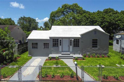 House in Miami, Florida 6 bedrooms, 166.76 sq.m. № 1794855 - photo 7