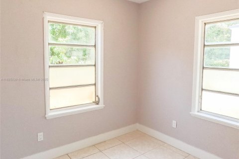 House in Miami, Florida 6 bedrooms, 166.76 sq.m. № 1794855 - photo 22