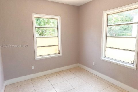 House in Miami, Florida 6 bedrooms, 166.76 sq.m. № 1794855 - photo 14