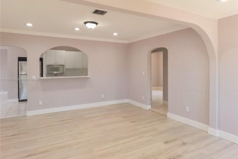 House in Miami, Florida 6 bedrooms, 166.76 sq.m. № 1794855 - photo 10