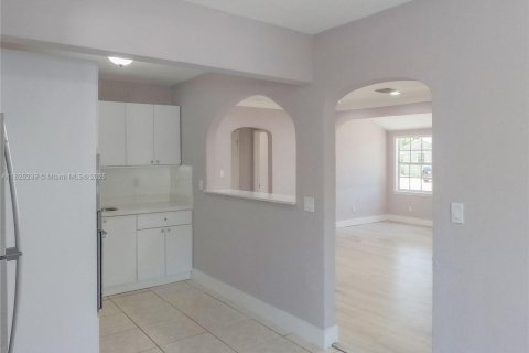 House in Miami, Florida 6 bedrooms, 166.76 sq.m. № 1794855 - photo 24