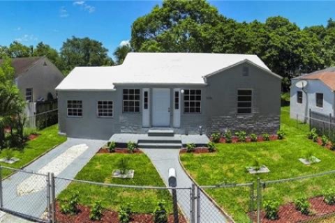 House in Miami, Florida 6 bedrooms, 166.76 sq.m. № 1794855 - photo 3