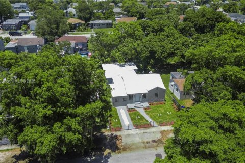 House in Miami, Florida 6 bedrooms, 166.76 sq.m. № 1794855 - photo 28