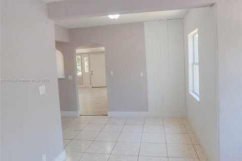 House in Miami, Florida 6 bedrooms, 166.76 sq.m. № 1794855 - photo 27