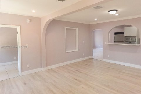 House in Miami, Florida 6 bedrooms, 166.76 sq.m. № 1794855 - photo 11