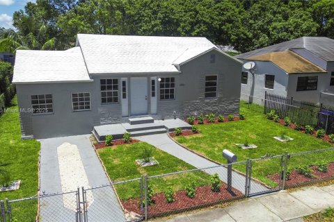 House in Miami, Florida 6 bedrooms, 166.76 sq.m. № 1794855 - photo 5