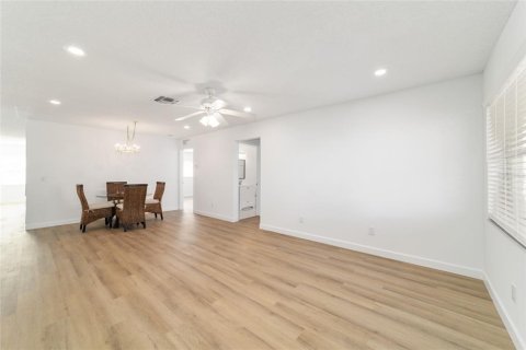 House in Ocala, Florida 2 bedrooms, 131.18 sq.m. № 2211830 - photo 8