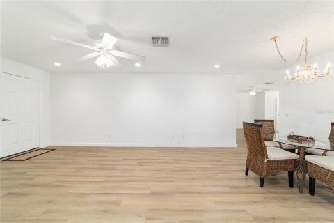 House in Ocala, Florida 2 bedrooms, 131.18 sq.m. № 2211830 - photo 12