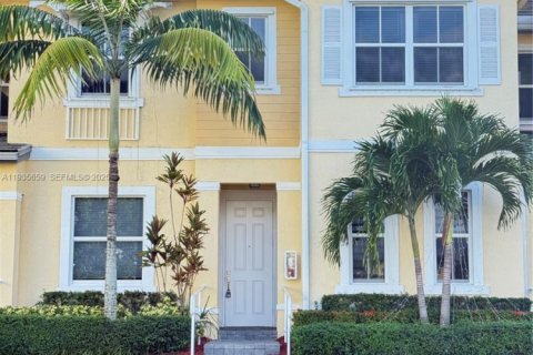 Condominio en alquiler en Homestead, Florida, 2 dormitorios, 119.84 m2 № 1993780 - foto 1