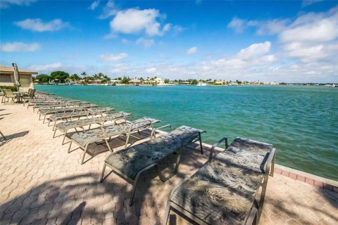 Condominio en venta en Saint Pete Beach, Florida, 2 dormitorios, 117.99 m2 № 2116050 - foto 9