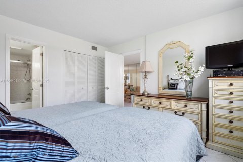 Condo in Hallandale Beach, Florida, 2 bedrooms  № 1893286 - photo 10