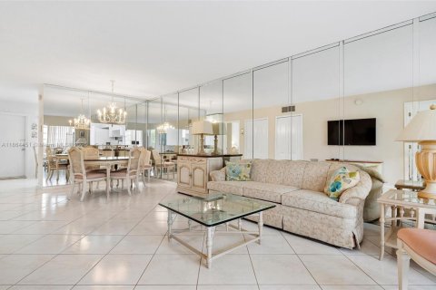 Condo in Hallandale Beach, Florida, 2 bedrooms  № 1893286 - photo 6