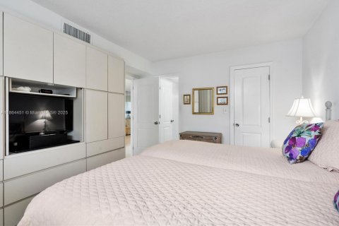 Condo in Hallandale Beach, Florida, 2 bedrooms  № 1893286 - photo 12