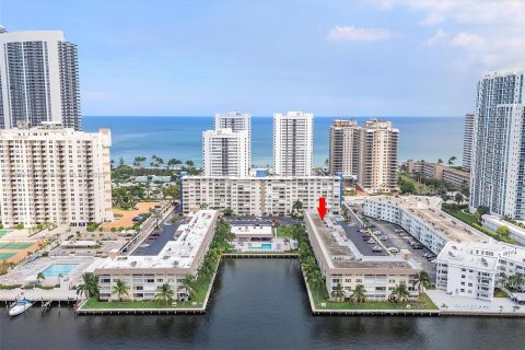 Condo in Hallandale Beach, Florida, 2 bedrooms  № 1893286 - photo 13
