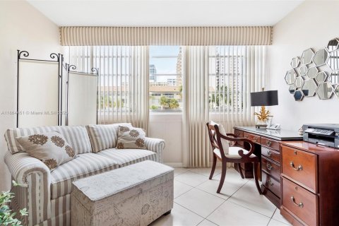 Condo in Hallandale Beach, Florida, 2 bedrooms  № 1893286 - photo 8