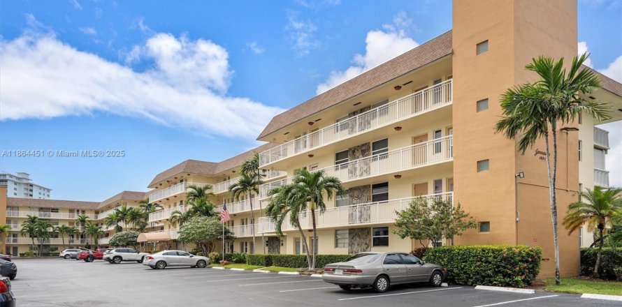 Condo in Hallandale Beach, Florida, 2 bedrooms № 1893286