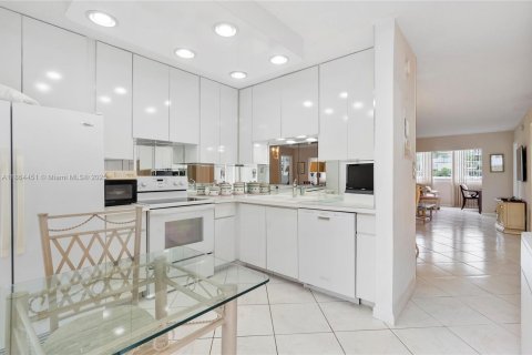 Condo in Hallandale Beach, Florida, 2 bedrooms  № 1893286 - photo 2
