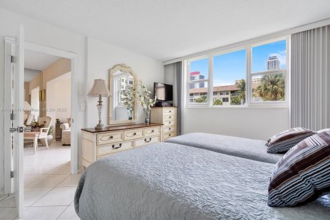 Condo in Hallandale Beach, Florida, 2 bedrooms  № 1893286 - photo 9
