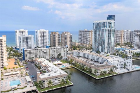 Condo in Hallandale Beach, Florida, 2 bedrooms  № 1893286 - photo 14