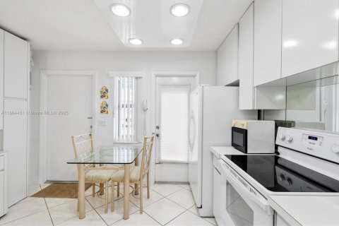 Condo in Hallandale Beach, Florida, 2 bedrooms  № 1893286 - photo 3