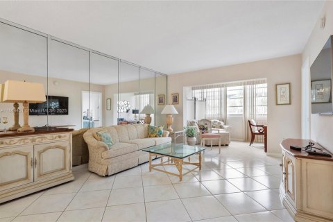 Condo in Hallandale Beach, Florida, 2 bedrooms  № 1893286 - photo 7