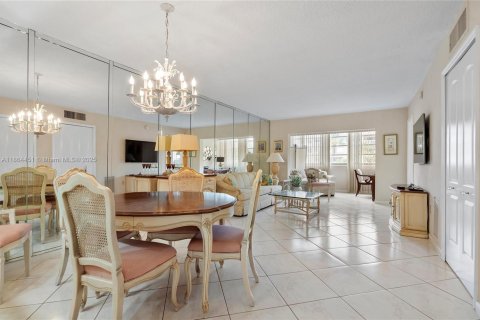 Condo in Hallandale Beach, Florida, 2 bedrooms  № 1893286 - photo 4