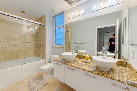 Condo in Miami, Florida, 2 bedrooms № 1927631 - photo 11
