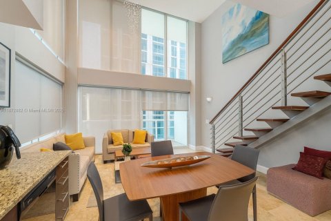 Condo in Miami, Florida, 2 bedrooms № 1927631 - photo 3