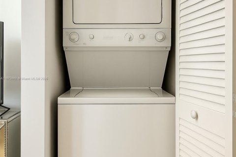 Condo in Miami, Florida, 2 bedrooms № 1927631 - photo 15