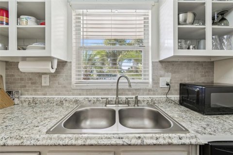 Condo in Largo, Florida, 1 bedroom  № 2195442 - photo 11