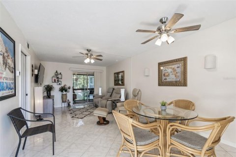 Condo in Largo, Florida, 1 bedroom  № 2195442 - photo 9