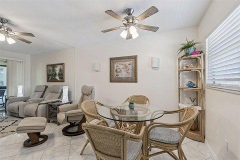 Condo in Largo, Florida, 1 bedroom  № 2195442 - photo 8