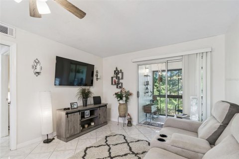 Condo in Largo, Florida, 1 bedroom  № 2195442 - photo 14