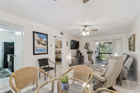 Condo in Largo, Florida, 1 bedroom  № 2195442 - photo 10