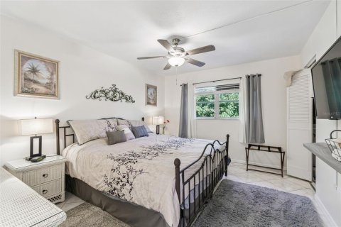 Condo in Largo, Florida, 1 bedroom  № 2195442 - photo 16