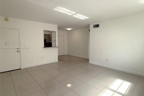 Apartamento en alquiler en Miami, Florida, 2 dormitorios № 1892417 - foto 3