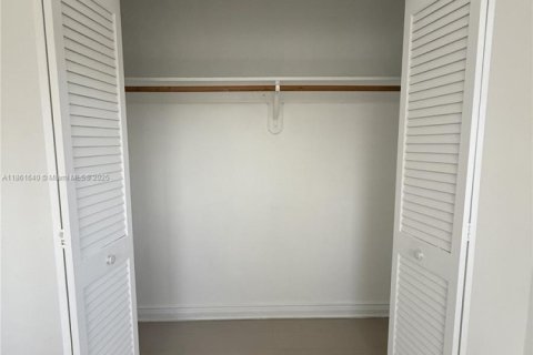 Apartamento en alquiler en Miami, Florida, 2 dormitorios № 1892417 - foto 12