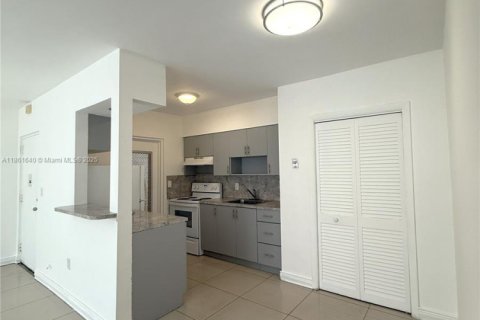 Apartamento en alquiler en Miami, Florida, 2 dormitorios № 1892417 - foto 4