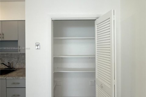 Apartamento en alquiler en Miami, Florida, 2 dormitorios № 1892417 - foto 6
