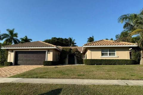 House in Boca Raton, Florida 3 bedrooms, 191.84 sq.m. № 2320545