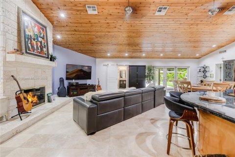 House in Miami, Florida 7 bedrooms, 378.3 sq.m. № 1764305 - photo 11