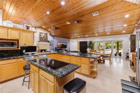House in Miami, Florida 7 bedrooms, 378.3 sq.m. № 1764305 - photo 19