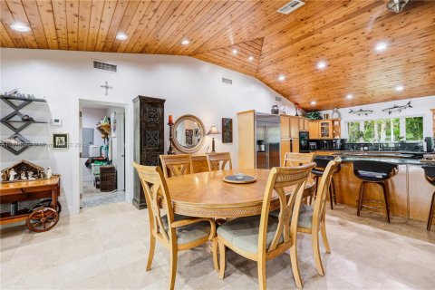 House in Miami, Florida 7 bedrooms, 378.3 sq.m. № 1764305 - photo 15